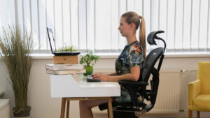 Ako správne sedieť pri práci: Nastavte si pracovisko podľa rád fyzioterapeutky